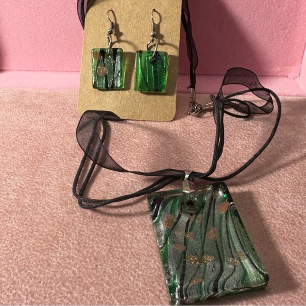 Green Murano Glass Pendant Necklace and Earring Set